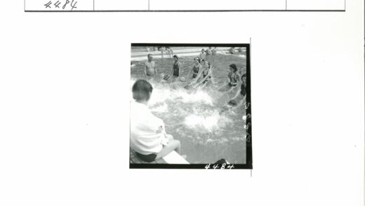 泳池嬉戏与池边休息.jpg