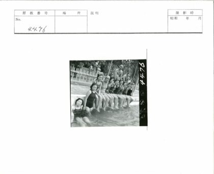 泳池边休闲夏日时光.jpg