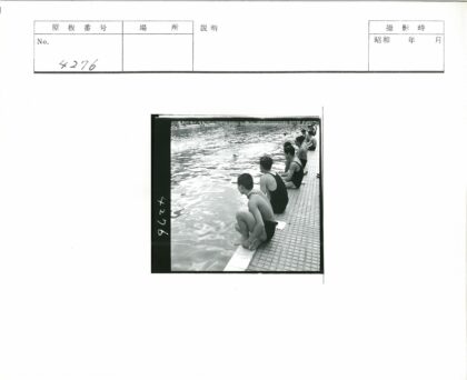 泳池边年轻人休闲时光.jpg