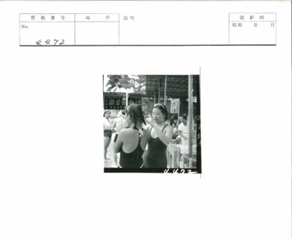 泳池边梳发的夏日时光.jpg