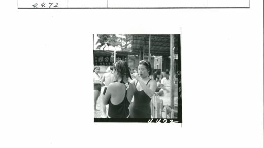 泳池边梳发的夏日时光.jpg