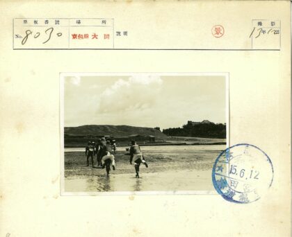 浅水涉行丘陵远眺建筑.jpg