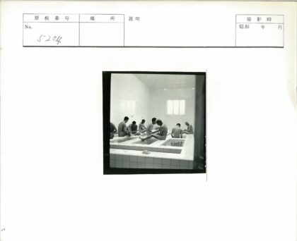 浴室窗边男子休闲时光.jpg