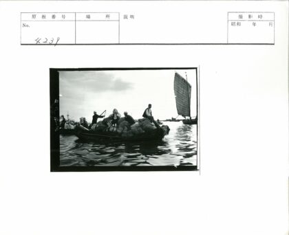 海上货船航行与帆船远景.jpg