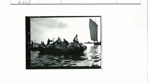 海上货船航行与帆船远景.jpg