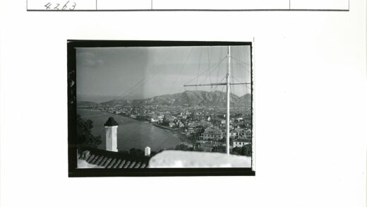 海岸线建筑与山脉风光.jpg