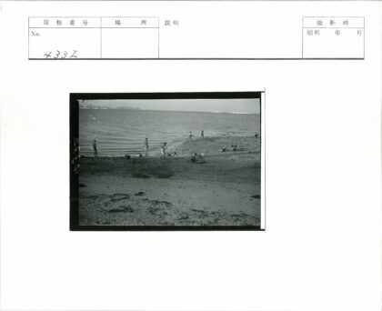 海岸线沙滩船只山丘风景.jpg