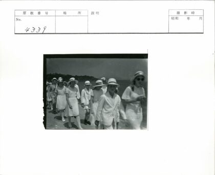 海岸线白衣人群散步.jpg