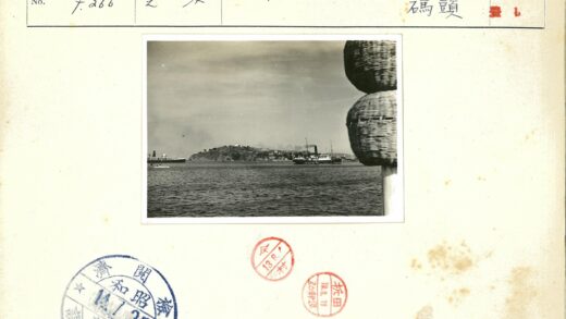 海岸线航行的船只与篮子.jpg