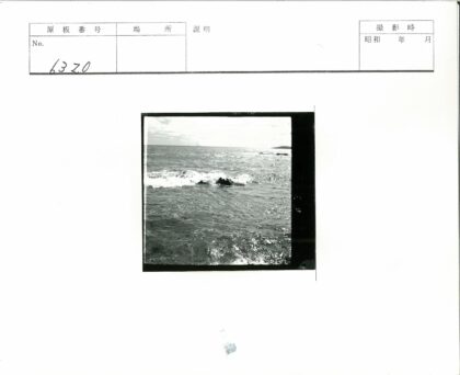 海浪冲击岩石多云天空.jpg