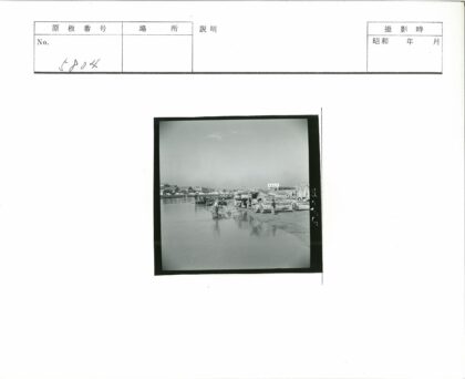 海滨原木堆与船只背景.jpg