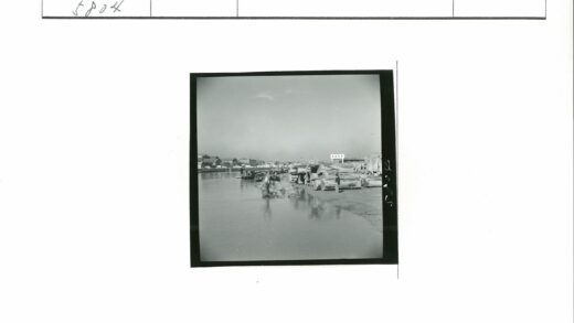 海滨原木堆与船只背景.jpg