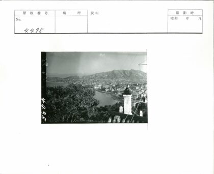 海滨城市沙滩风光与远山.jpg