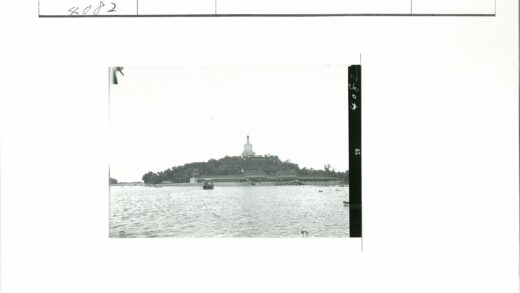 海滨宝塔与森林山景.jpg