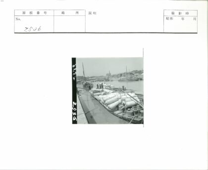 海滨货船停靠繁忙港口.jpg