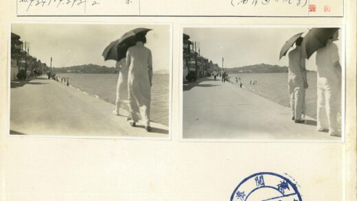 海滩伞下游人与海岸风光.jpg