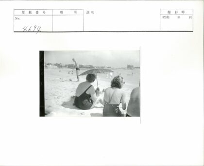 海滩夏日伞下休闲时光.jpg