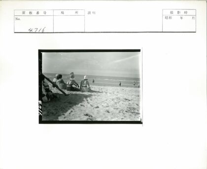 海滩度假人群夏日休闲时光.jpg