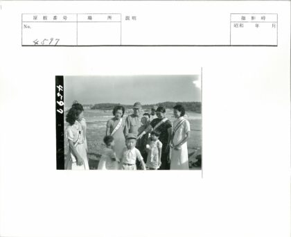 海滩草地上的家庭与自然.jpg