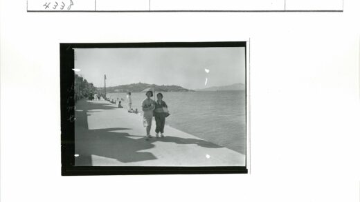 海边散步的持伞女人.jpg