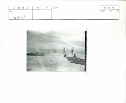 海边沙滩木船帆船游泳者.jpg