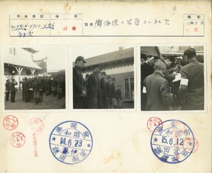 深色着装男子瓦顶建筑前合影.jpg