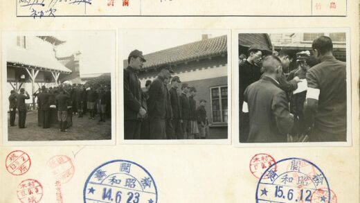 深色着装男子瓦顶建筑前合影.jpg
