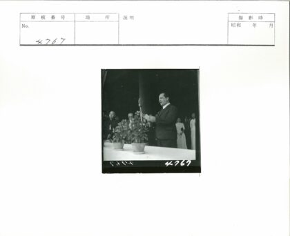 深色西装男子演讲现场.jpg
