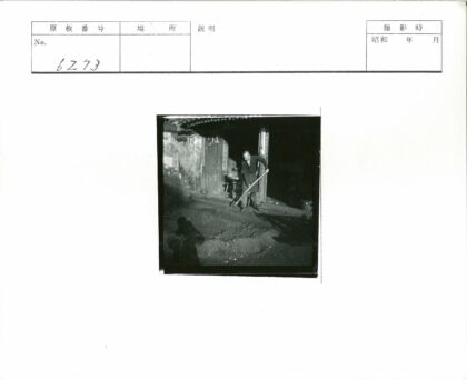 清洁工在木门建筑前打扫.jpg