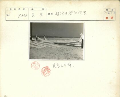 渔民沙滩织网远山小船.jpg