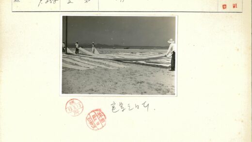 渔民沙滩织网远山小船.jpg