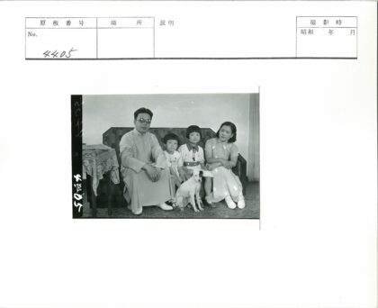 温馨家庭与爱犬沙发合影.jpg