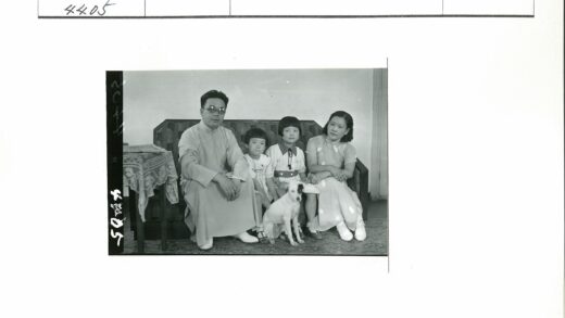 温馨家庭与爱犬沙发合影.jpg