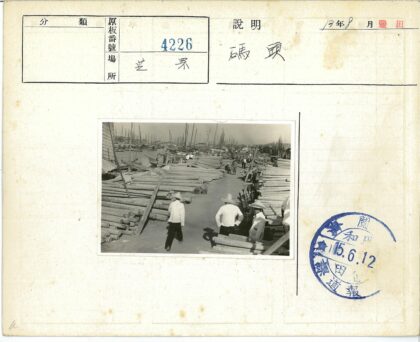 港口帆船与原木运输场景.jpg