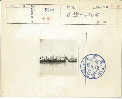 港口船只与起重机建筑背景.jpg