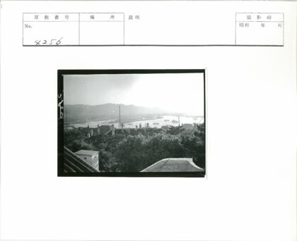 港口风光与山脉远景.jpg
