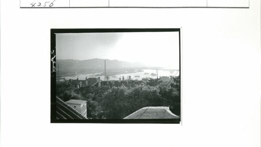 港口风光与山脉远景.jpg