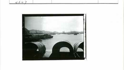港湾古建筑群山水风光.jpg