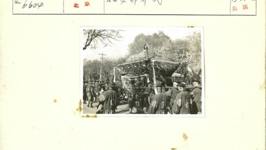 游行队伍举华丽结构游行.jpg