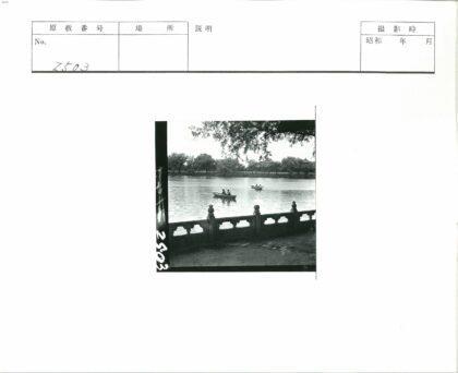 湖上小船与古建筑风景.jpg