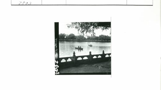 湖上小船与古建筑风景.jpg