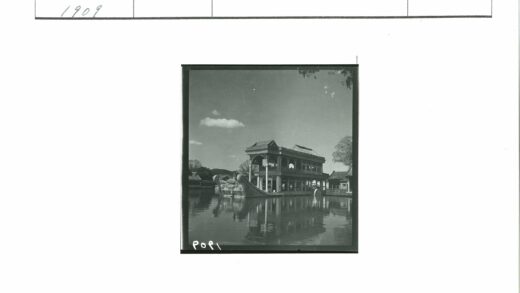湖畔亭阁与船雕倒影.jpg