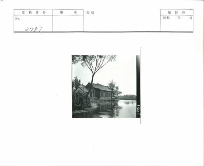 湖畔传统建筑与木船倒影.jpg