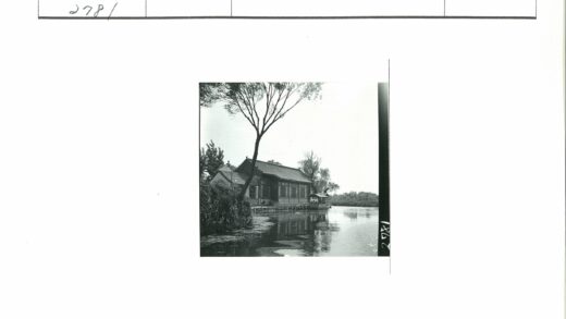 湖畔传统建筑与木船倒影.jpg