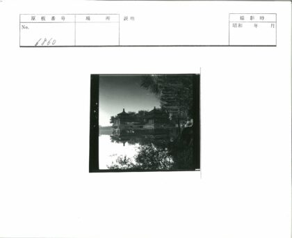 湖畔传统木塔建筑倒影.jpg