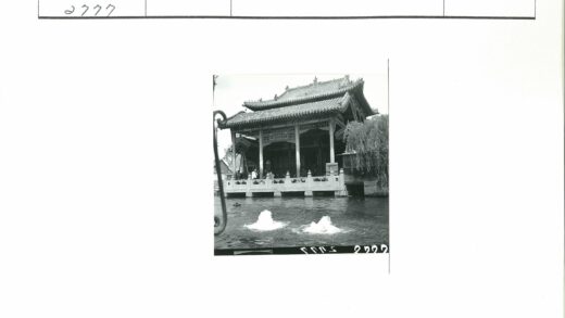 湖畔华顶古建人群喷泉树影.jpg