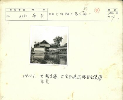 湖畔古建筑与船景.jpg