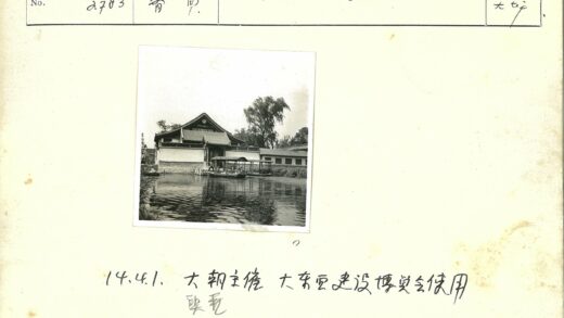 湖畔古建筑与船景.jpg