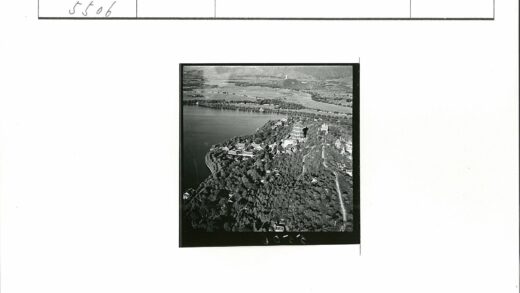湖畔宝塔山水风光.jpg