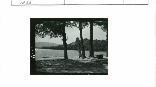 湖畔山坡传统建筑风景.jpg
